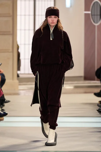 Look 16